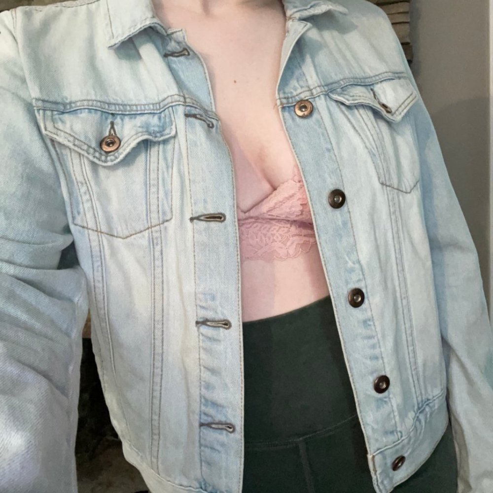 FOREVER 21 LIGHT WASH DENIM JACKET